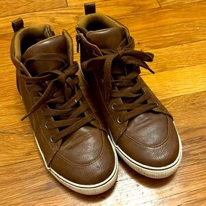 Boys size 4 sneakers